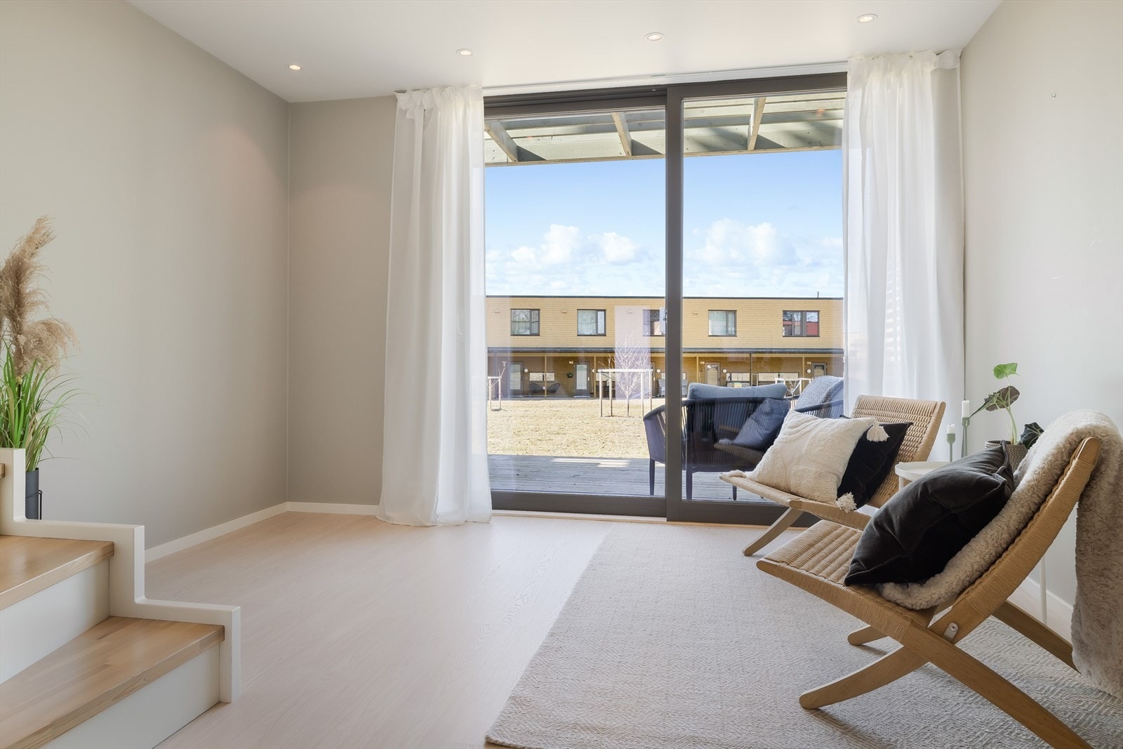 Her er det plass til sofa med tilhørende stuebord, TV-møblement og annet ønskelig. Galleribilde