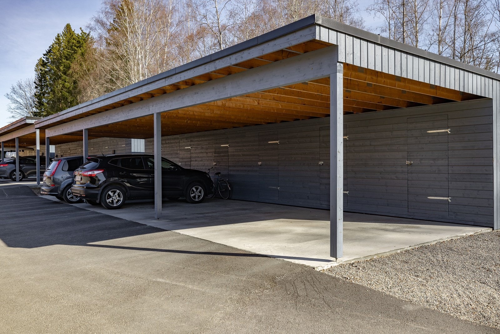 Parkeringsplass i felles carportanlegg følger leiligheten. Galleribilde