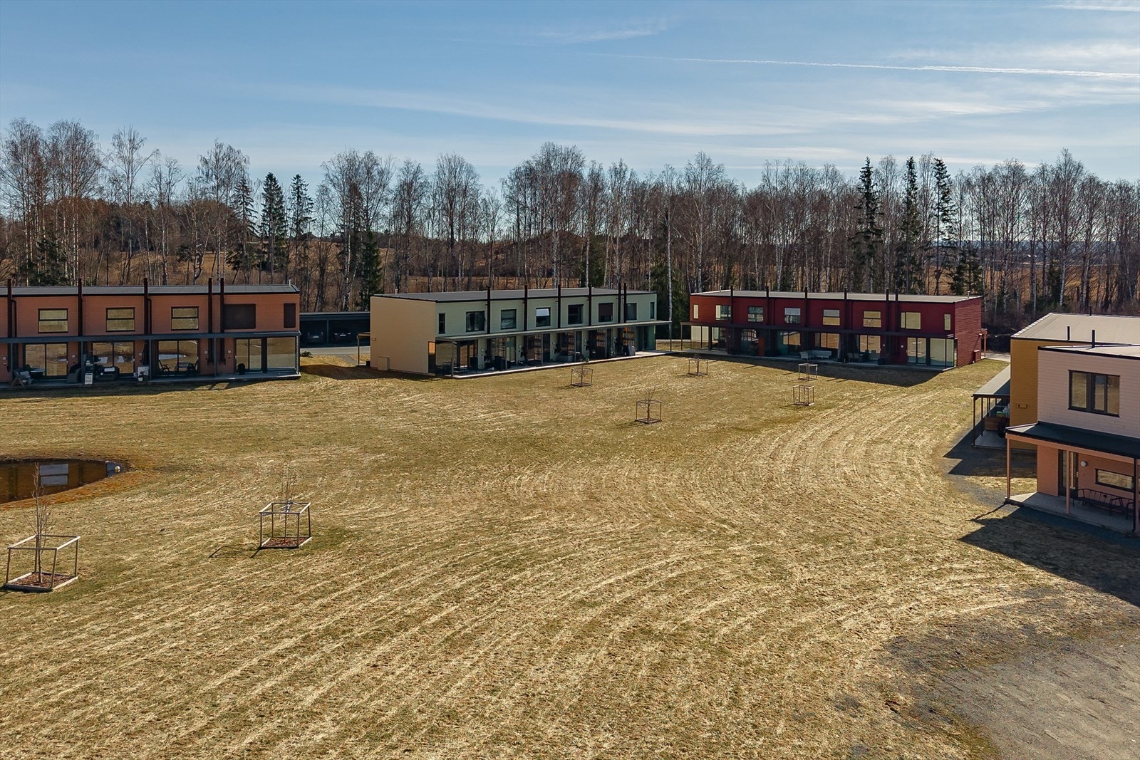 Sameiet har pent opparbeidede fellesområder med plen, dam og diverse beplantning. Galleribilde