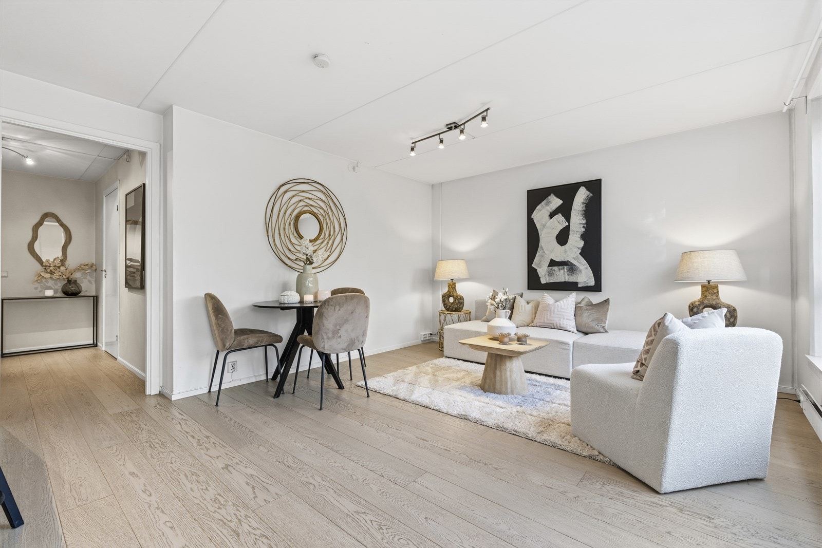Stuen er romslig og det er fint plass til spisebord. Galleribilde