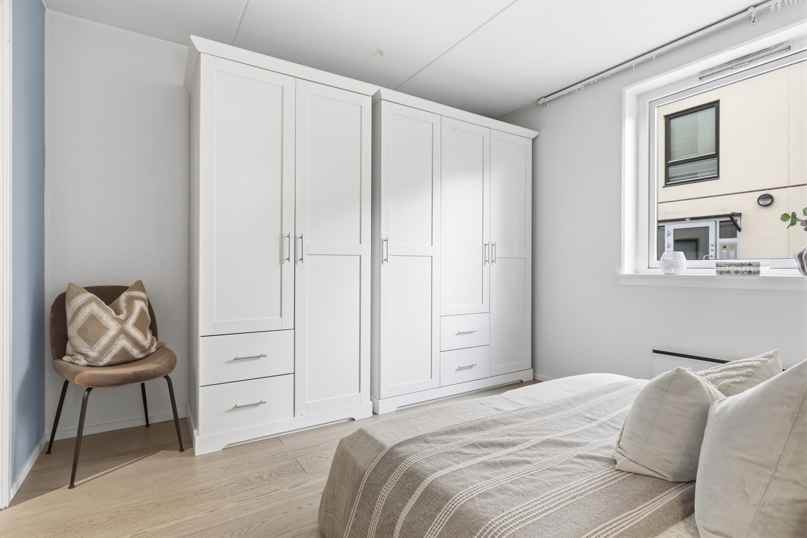 Garderobeskapene medfølger. Galleribilde