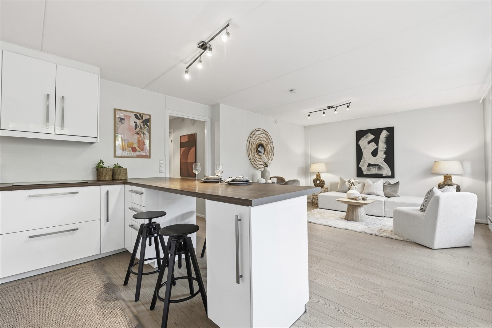 Kjøkkenet er i åpen løsning mot stuen. Takbelysningen medfølger. Galleribilde