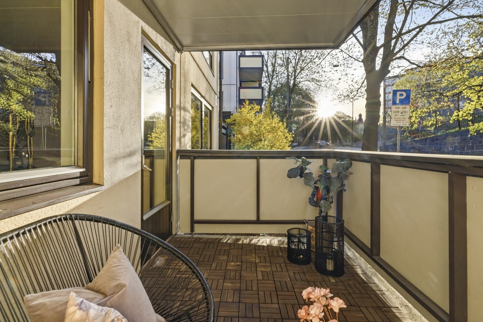 Munkedamsveien er en grønn og rodig gate. Det er plantet mellom balkongen og veien. Galleribilde