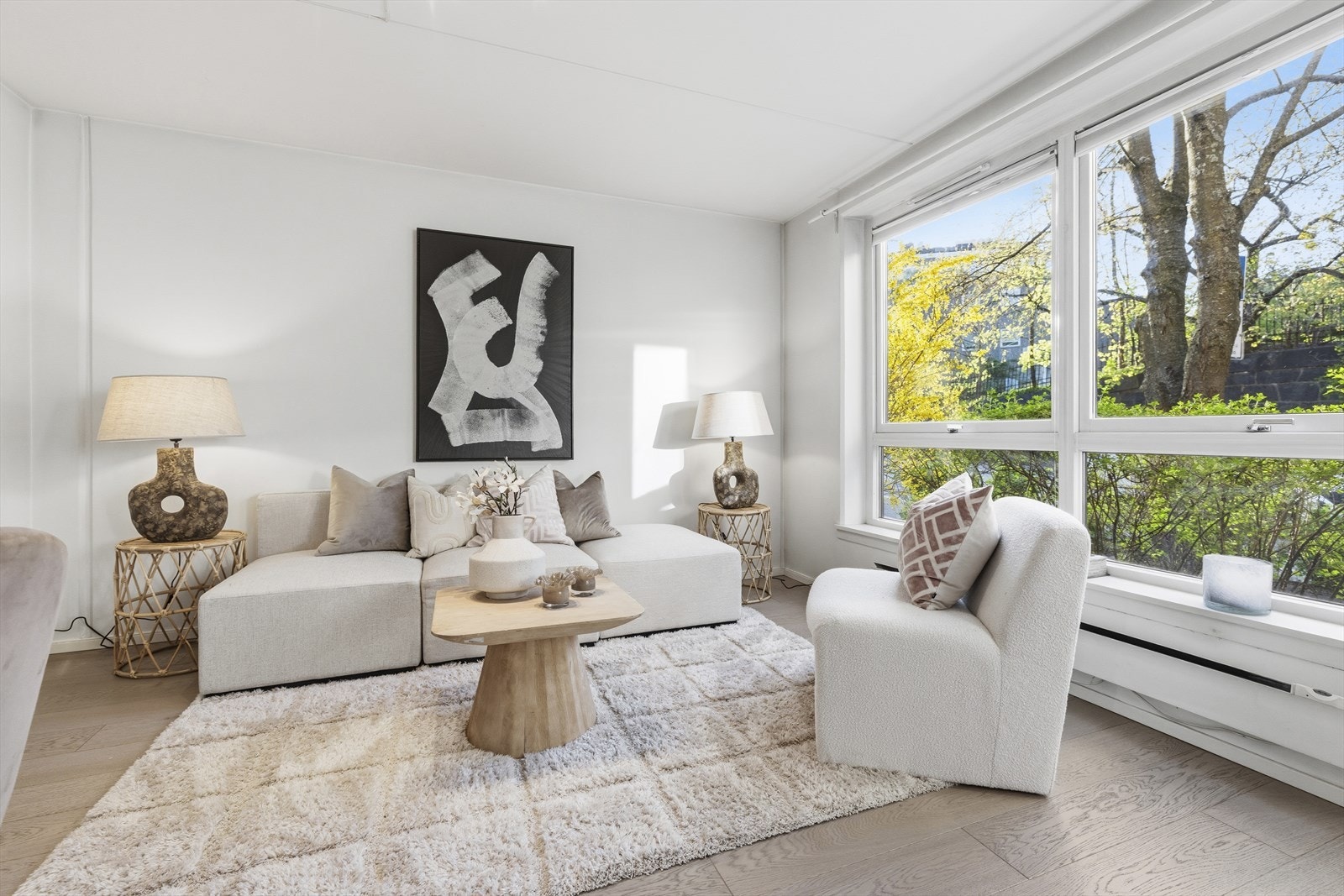 Hyggelig og grønt utsyn fra stuen mot Munkedamsveien. Galleribilde