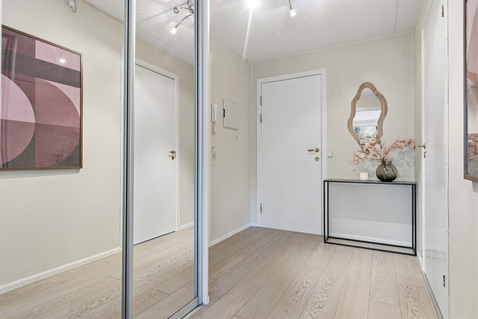 Praktisk gang med skyvedørsgarderobe med speilfronter. Galleribilde