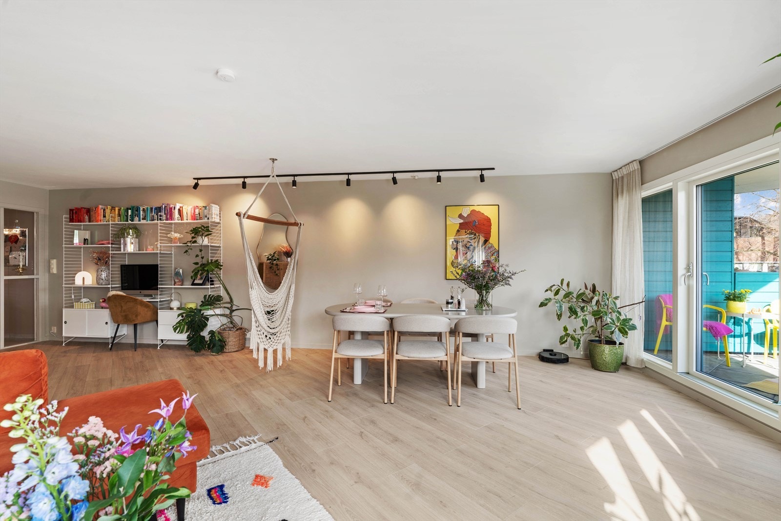 Stor åpen stue med god plass til å møblere. Galleribilde