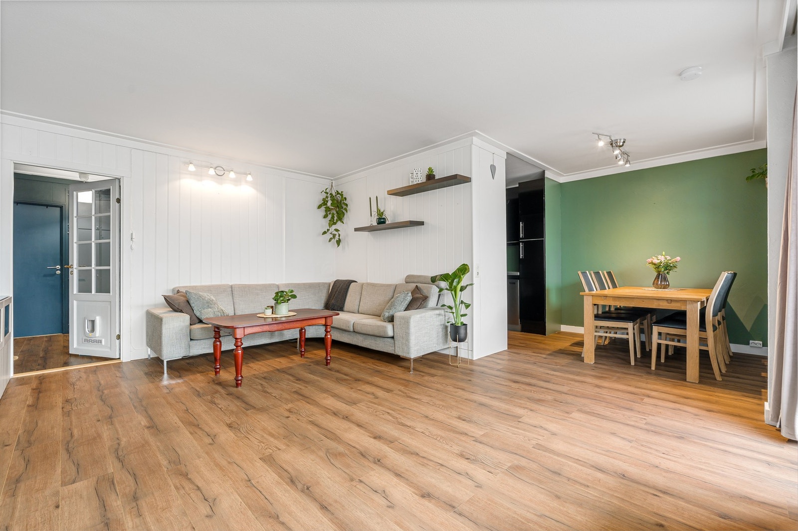 Lys og romslig oppholdsrom på 34 m² med gode møbleringsmuligheter. Galleribilde