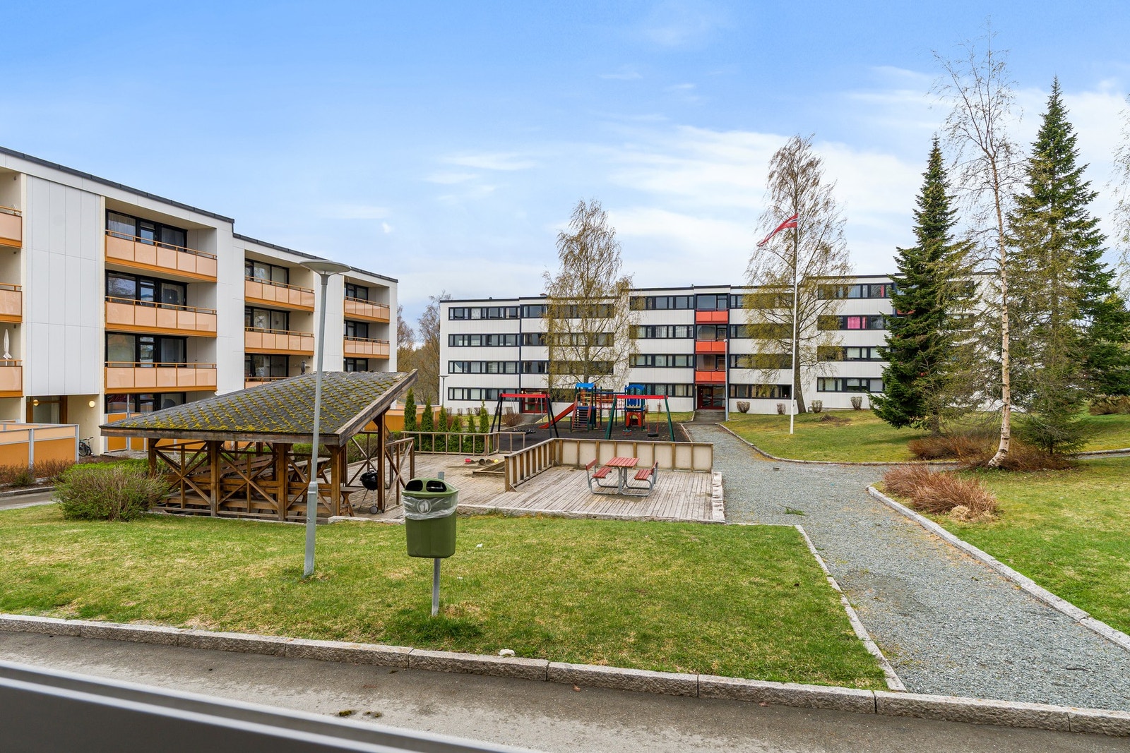 Svært gode parkeringsmuligheter i borettslaget med mulighet for elbillader og leie av garasjeplass. Galleribilde