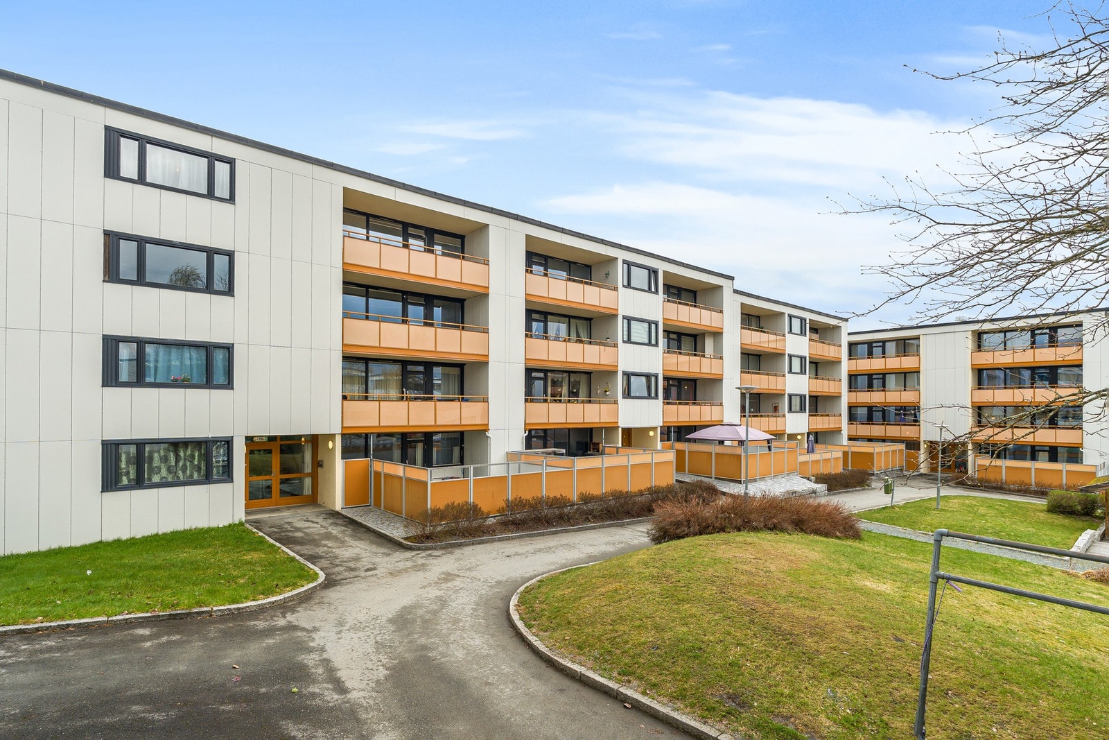 Leiligheten ligger i et rolig og etablert boligområde på Saupstad. Området er meget barnevennlig med lite trafikk og lekeplasser i gatetun. Galleribilde