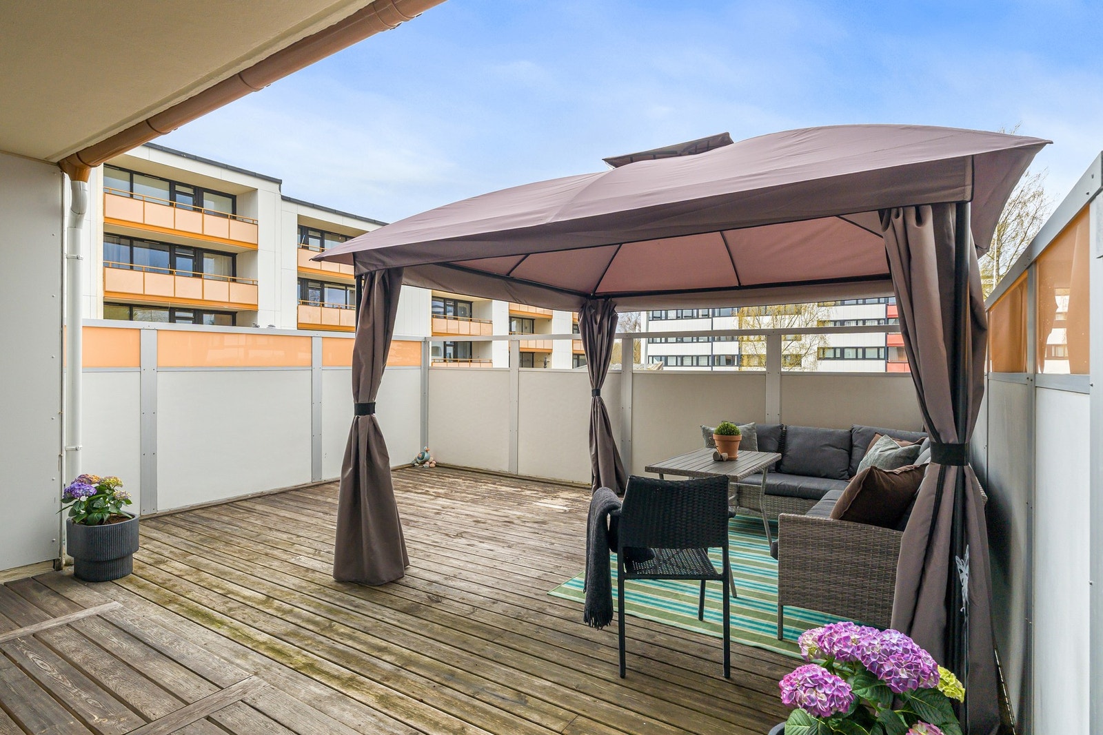 Fra stuen er det direkte utgang til en sørvendt terrasse med ypperlige solforhold. Galleribilde