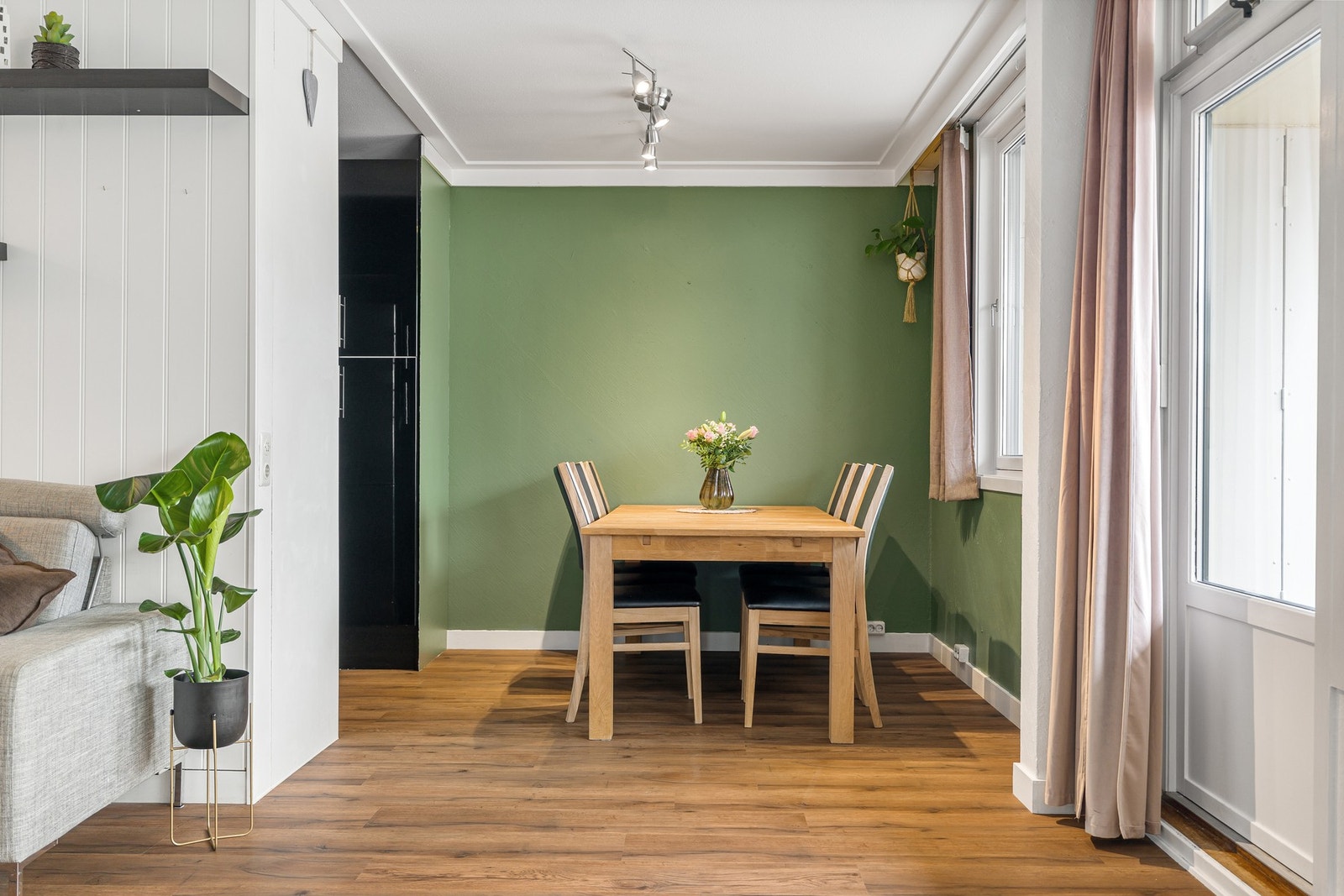 God plass til spisegruppe, perfekt for hyggelige sammenkomster med familie og venner. Galleribilde