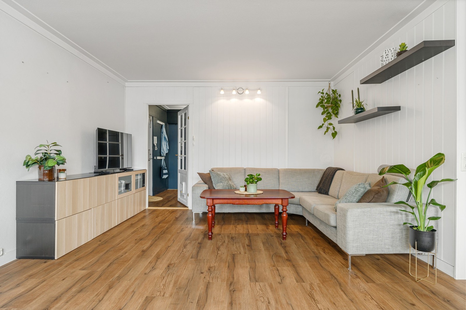 Flott og lys 3(4)-roms leilighet med attraktiv beliggenhet i 1. etasje. Galleribilde