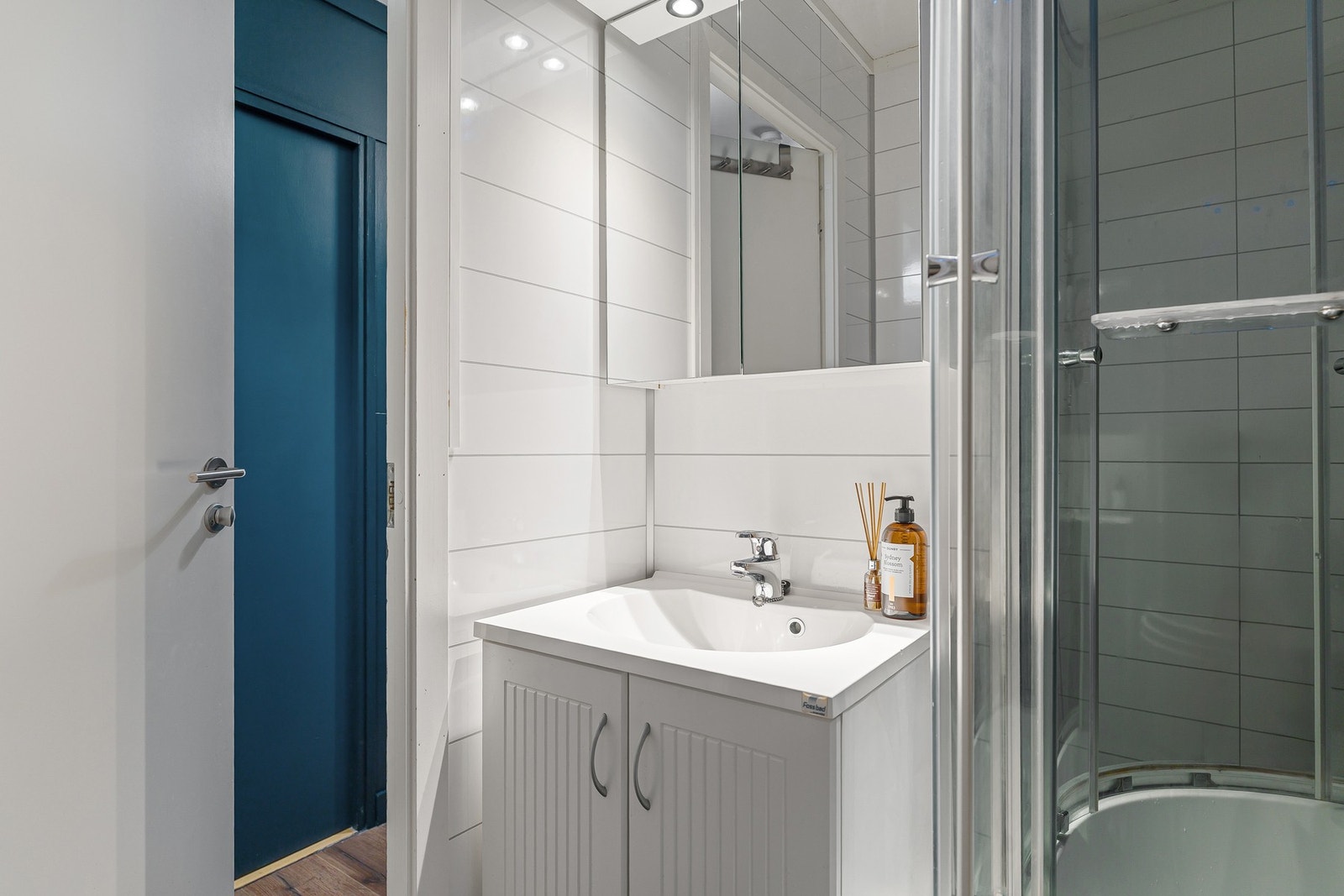 Badet fremstår som moderne og velholdt, med stilren servant og praktiske skapløsninger som gir gode oppbevaringsmuligheter. Galleribilde
