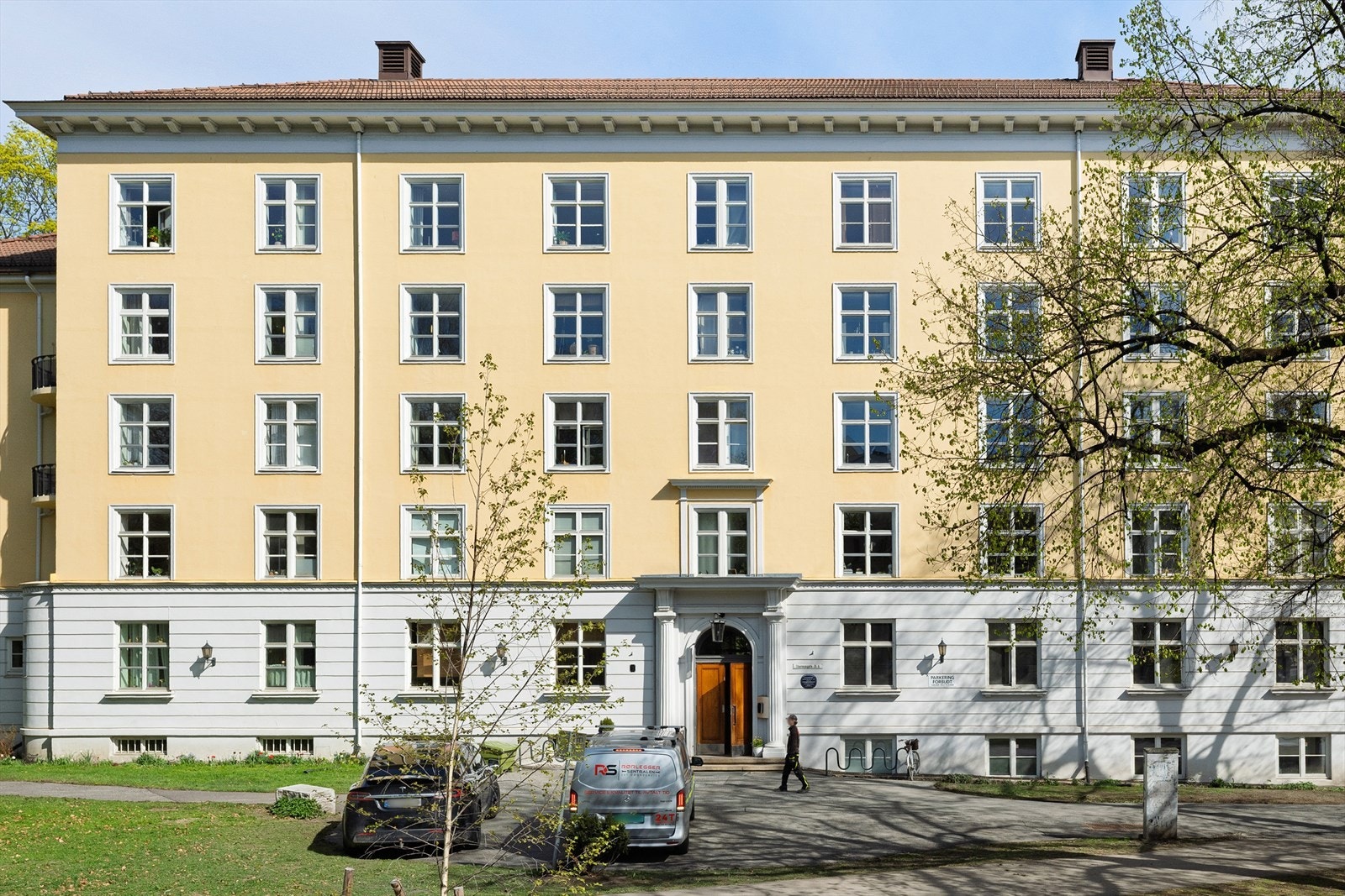 Velkommen til Kvinnenes boligselskap (KBS). Bygget er tilrettelagt for deg som enslig, det er nemlig vedtektsfestet at det kun er tillatt med 1 beboer per leilighet. Galleribilde