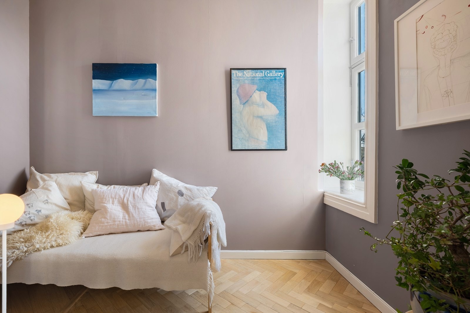 Praktisk soverom med god plass til seng og garderobeskap. Galleribilde