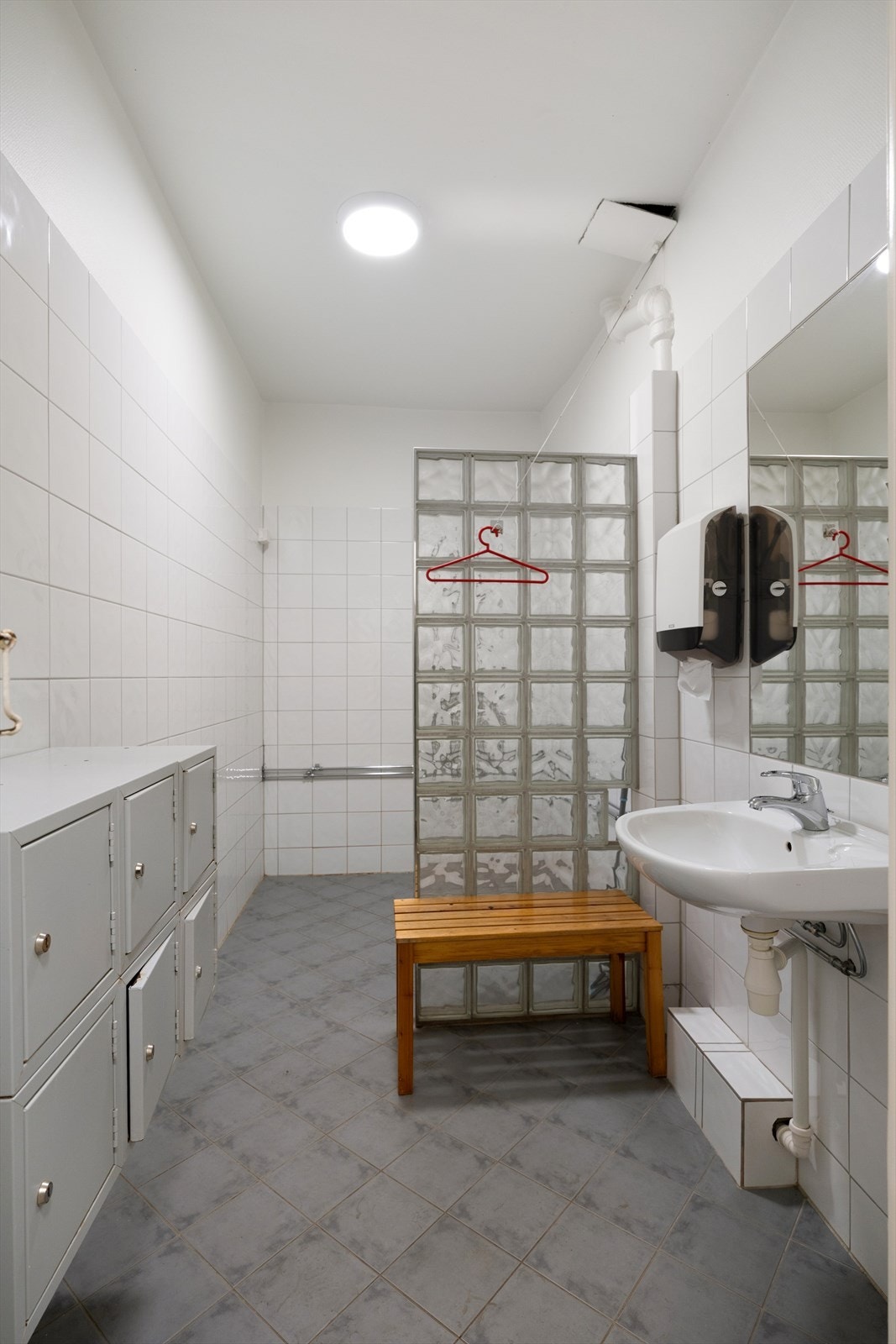 I tillegg til felles bad, toalett, dusj, balkonger og fellesvaskeri, har bygget også gjesterom til utleie. Perfekt for deg som ønsker å ha venner på besøk! Galleribilde
