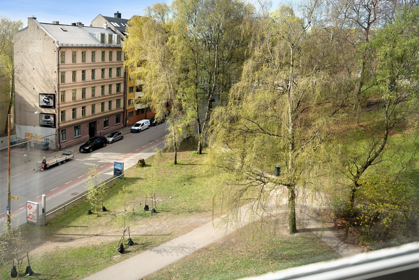 Leiligheten ligger høyt og fritt til- så her får du et herlig utsyn fra stuevinduet. Galleribilde