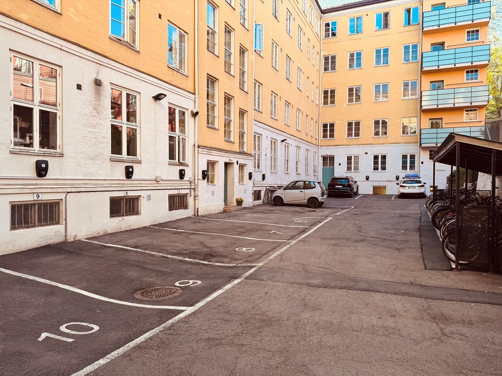 KBS disponerer i dag 12 parkeringsplasser (med lademulighet) i bakgården. Parkering kan leies gjennom styret. Galleribilde