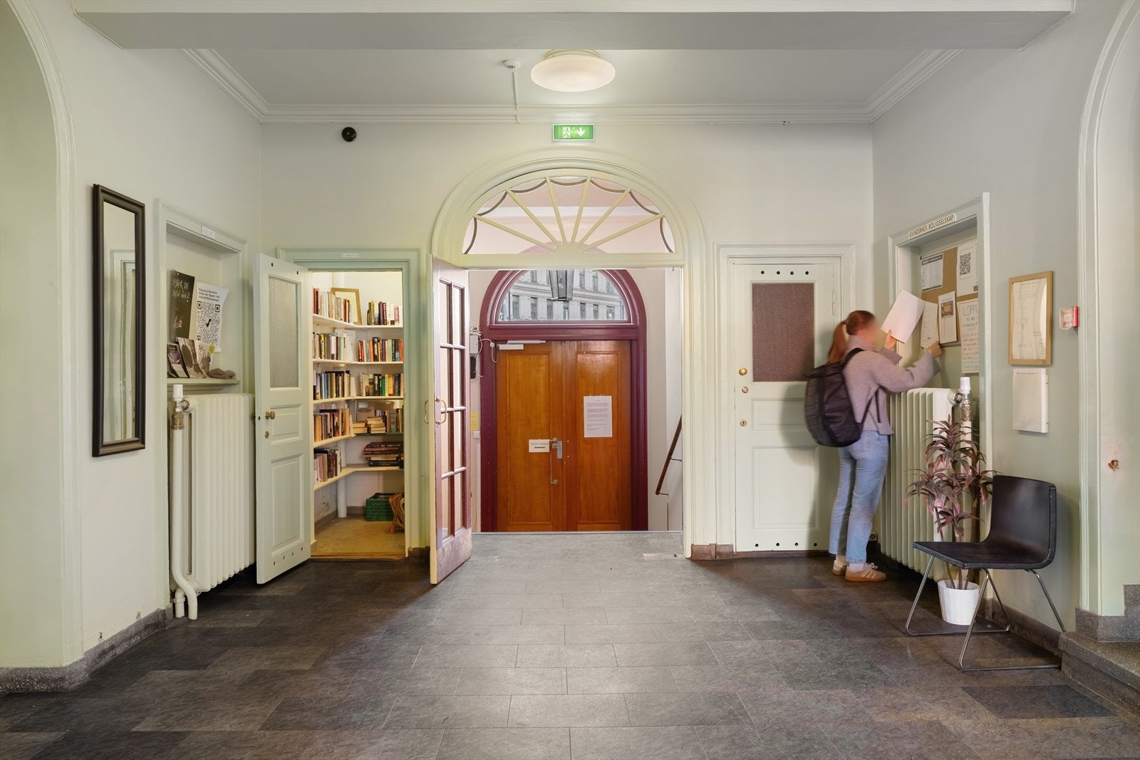Særdeles trivelige fellesområder, det første man blir møtt av er en romslig vestibyle hvor det blant annet er et lite bibliotek. Galleribilde