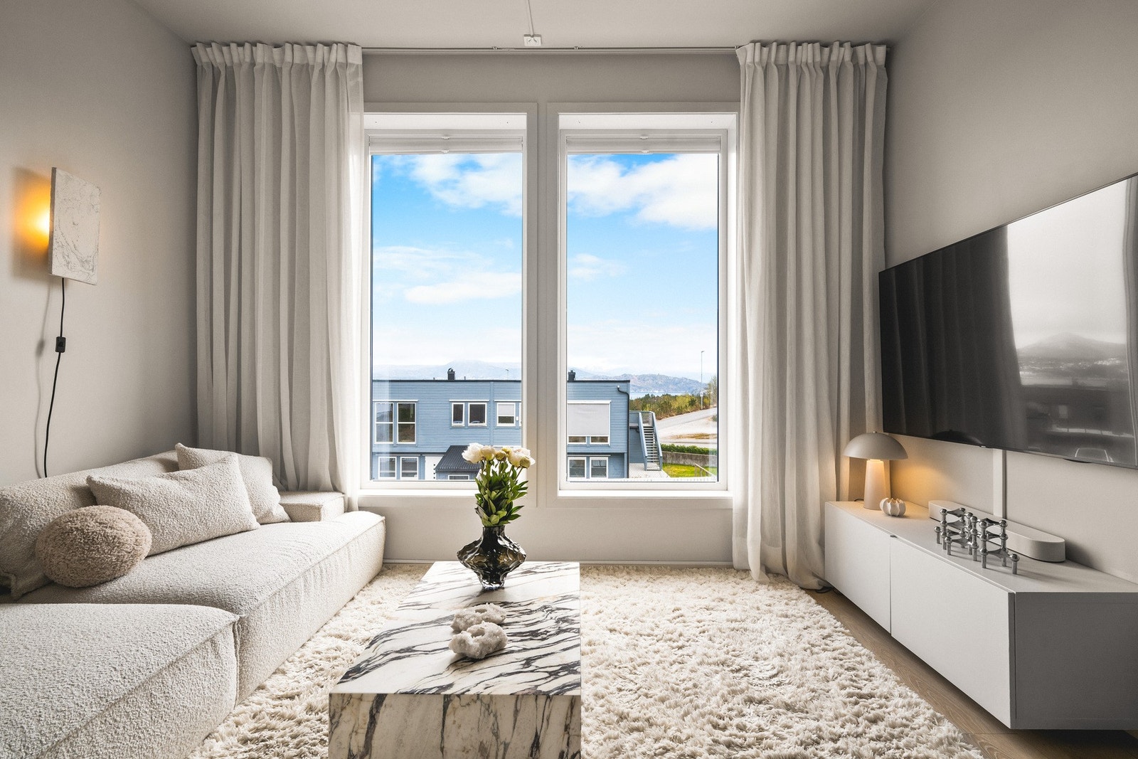Store vindusflater sørger for rikelig med naturlig lysinnslipp Galleribilde