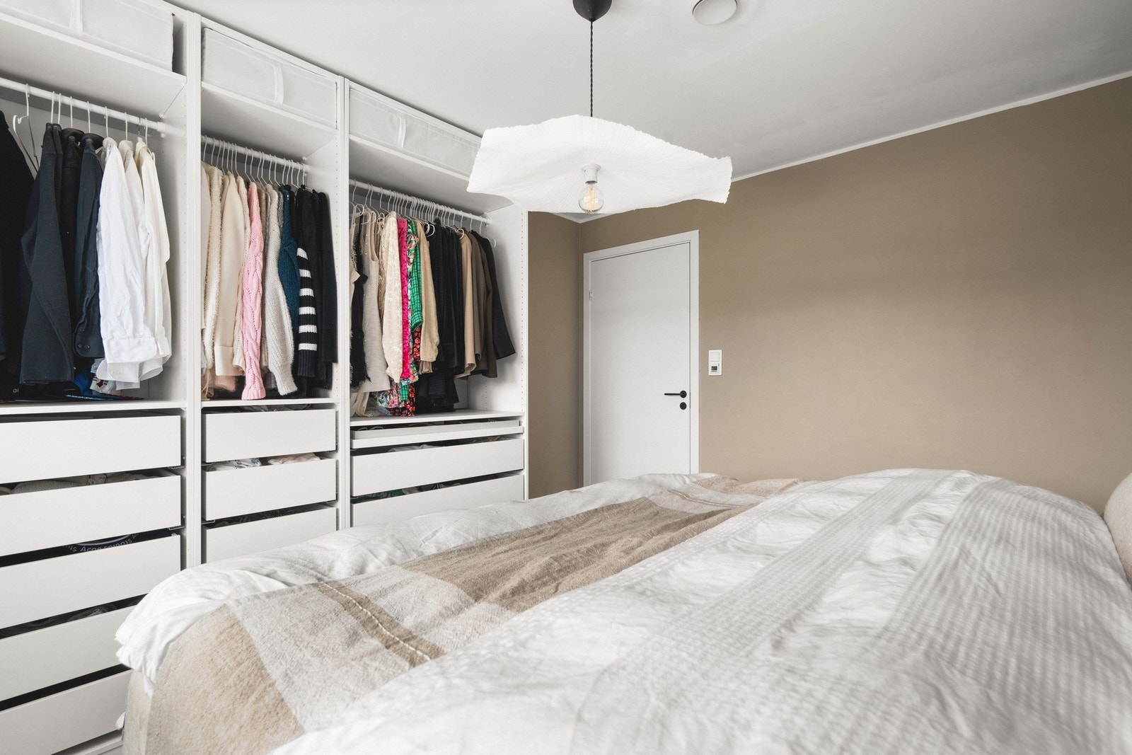 Her har du plass til seng, nattbord og garderobe Galleribilde