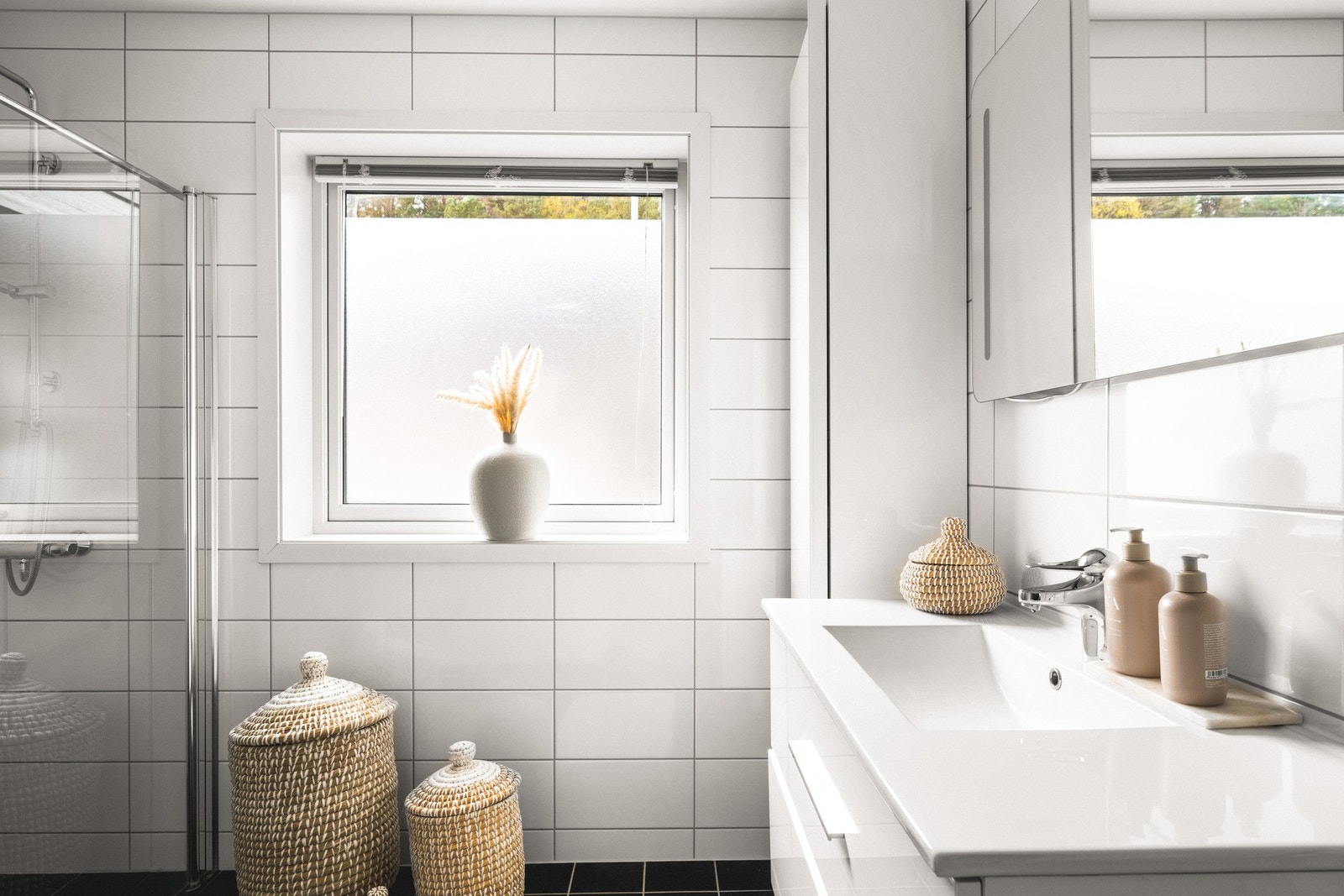 Badet føles stort og har god plass til hele familien Galleribilde