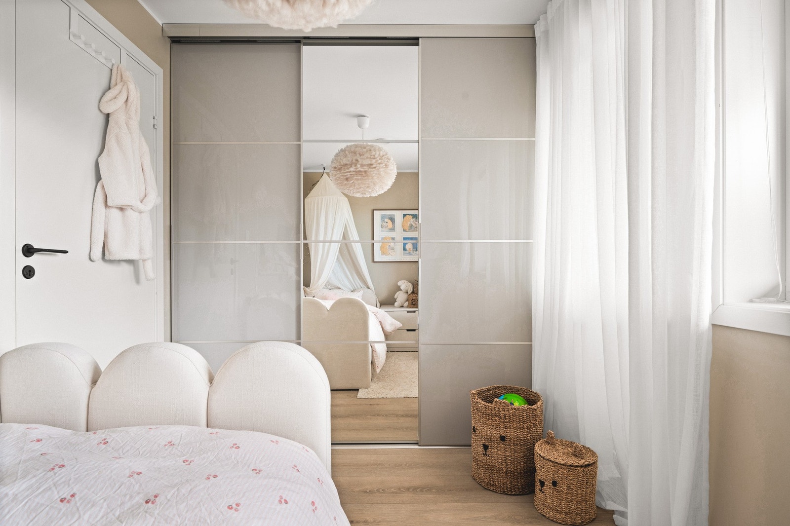 Her har du plass til seng, nattbord og garderobe Galleribilde