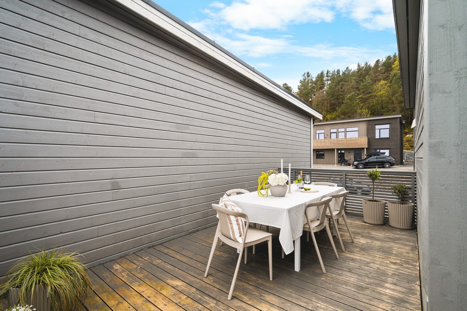 Her har du plass til en hyggelig spisegruppe, samt grill og beplantning Galleribilde