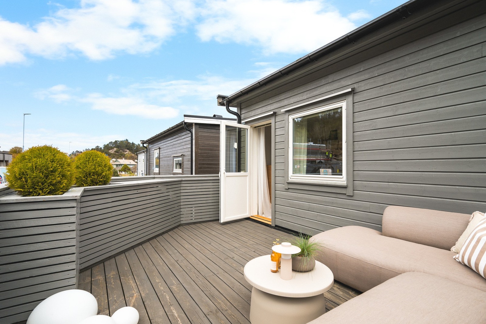 Fra soverommet har du utgang til en herlig terrasse på 15 kvm Galleribilde