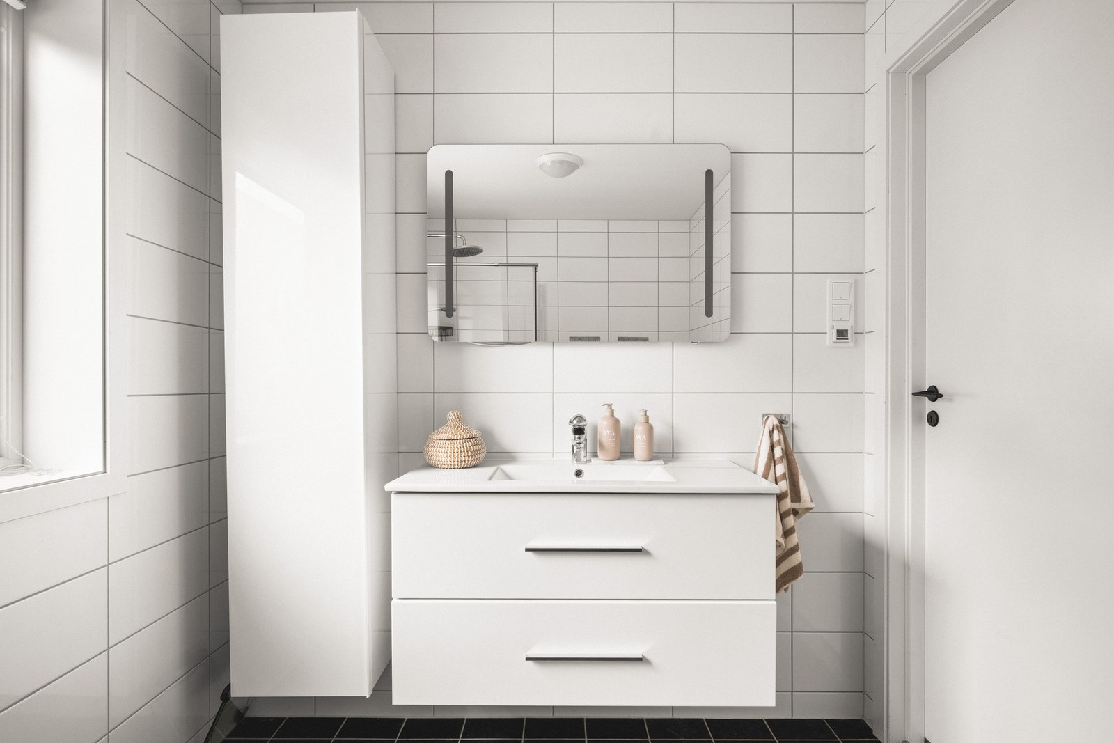 Badet måler 6,1 kvm og har tidløse fliser på vegger og gulv. Galleribilde