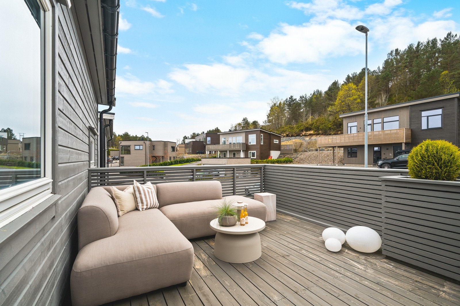 Velkommen til denne moderne kjedede enebolig over to plan på Bjorøy Galleribilde