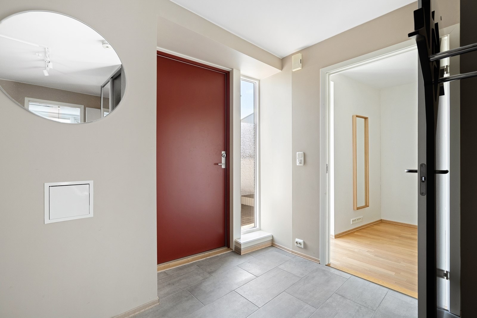 Innbydende entré med flis på gulv og tidsriktig farge på vegg. Galleribilde