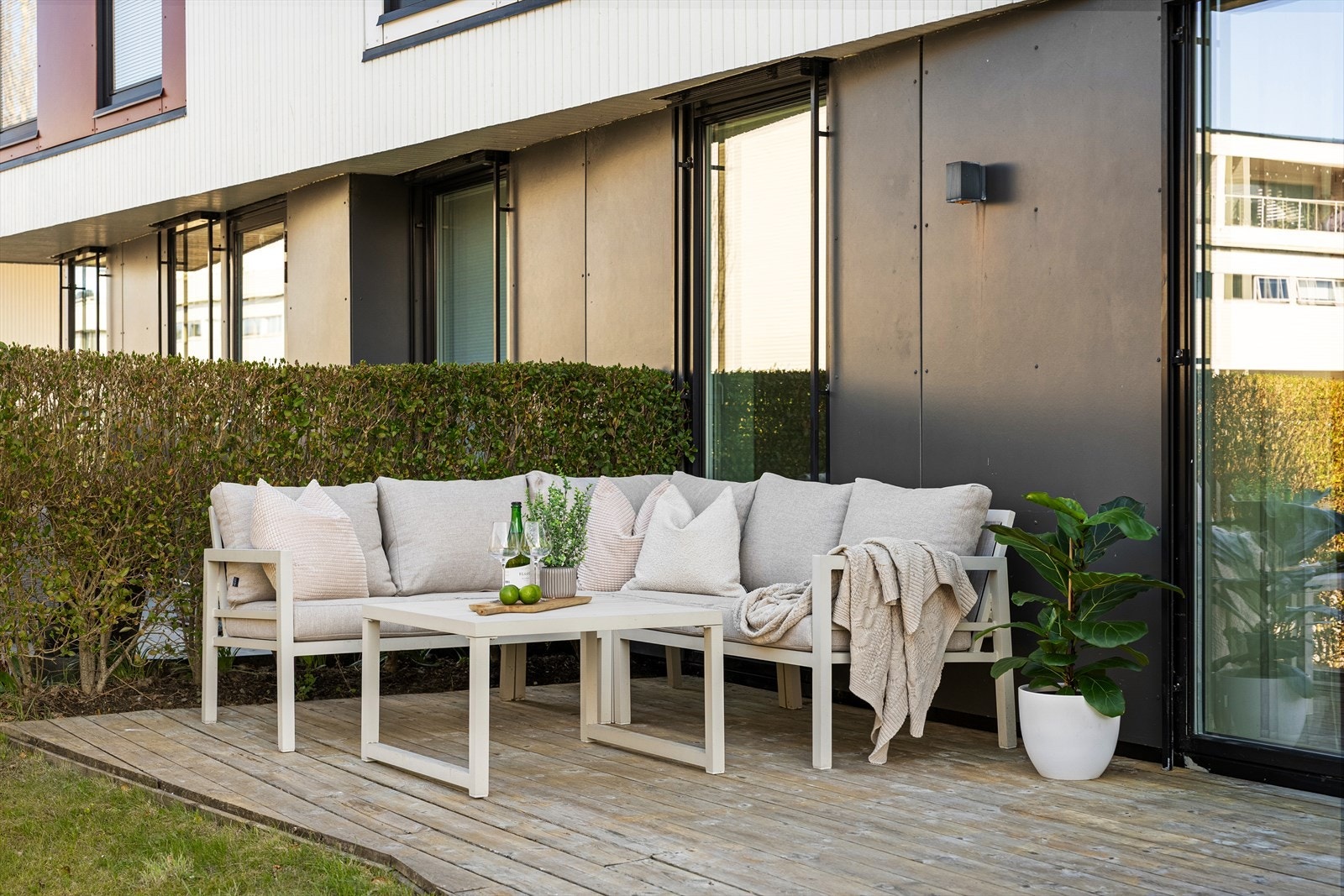Fra stuen har man tilkomst til et vestvendt uteområde, pent opparbeidet med terrasse på 30 m², plen og hekk. Galleribilde