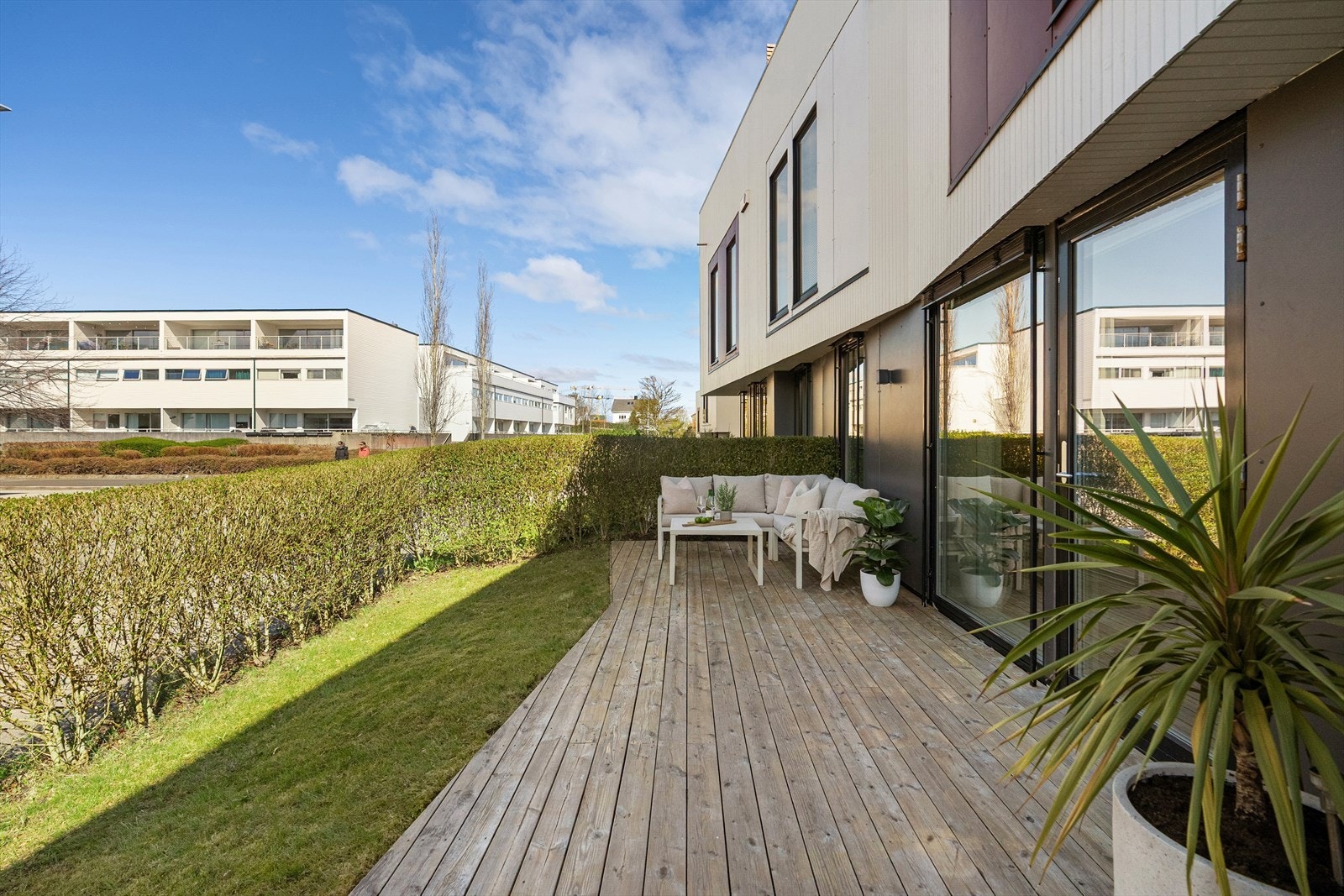 Her har du en lys og gjennomført leilighet på ett plan, hvor det er lagt vekt på delikate detaljer som sørger for et moderne helhetsinntrykk. Galleribilde