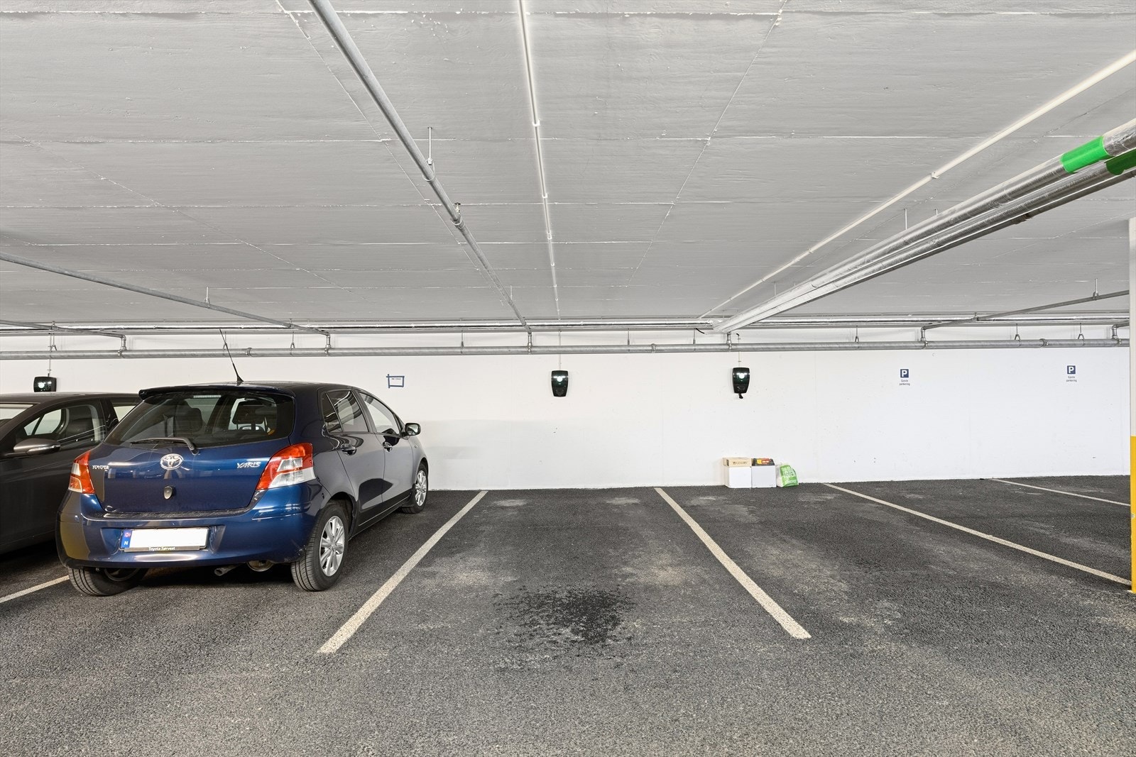 Enheten disponerer egen bod og parkeringsplass i lukket garasjeanlegg med elbillader som medfølger handelen. Galleribilde