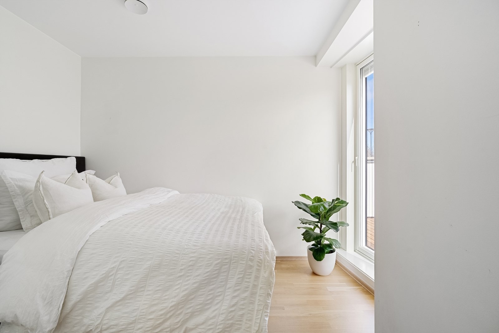 Soverom nr. 3 har bi-inngang fra framsiden av bolig. Galleribilde