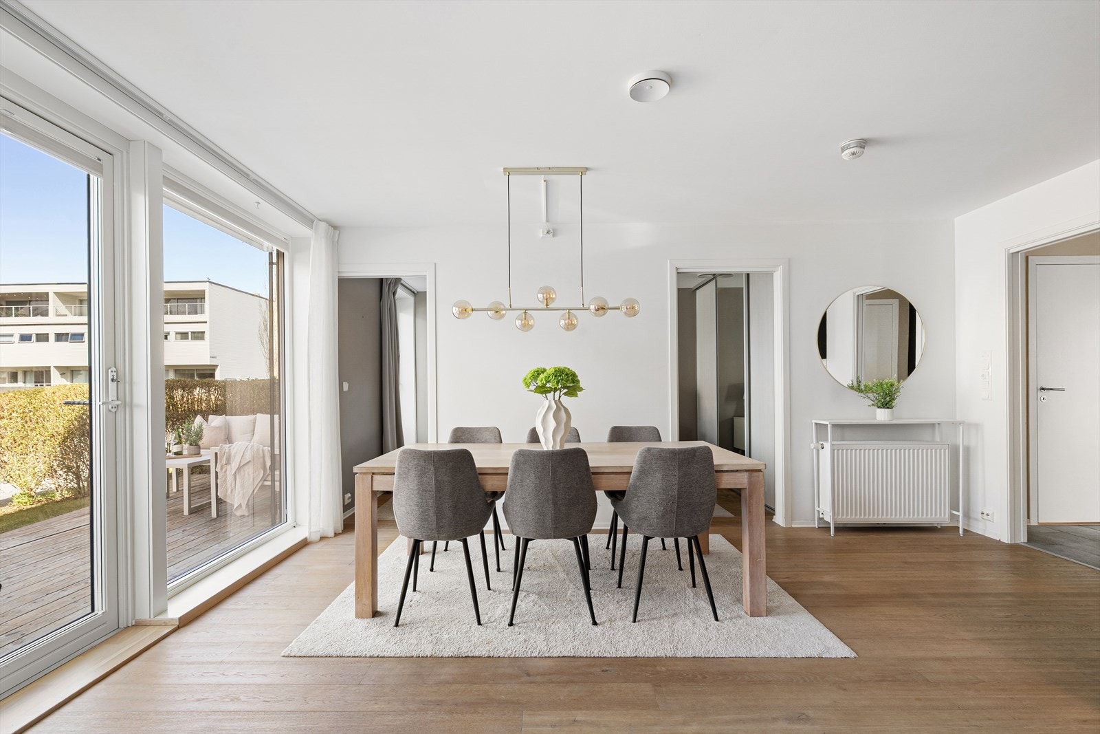 Radiator i stue/kjøkken som er koblet til sentral/fjernvarmeanlegg. Galleribilde