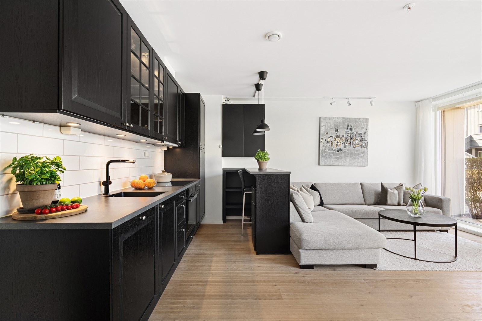 Lekkert kjøkken fra HTH med mørke, profilerte fronter med soft-close og benkeplate av laminat. Galleribilde