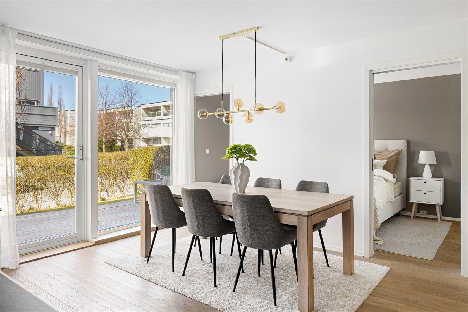 Store vinduer og rikt med naturlig daglys, som bidrar til en god atmosfære i boligen. Galleribilde