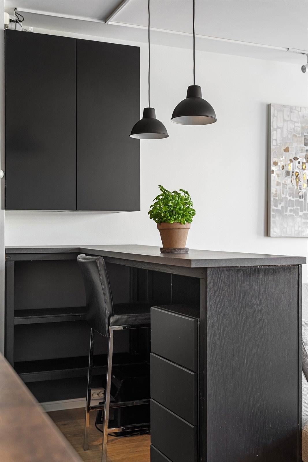 Her har du rikelig med arbeidsflater som gir godt med plass til matlaging, praktisk kjøkkenbruk og ekstra sitteplass. Galleribilde