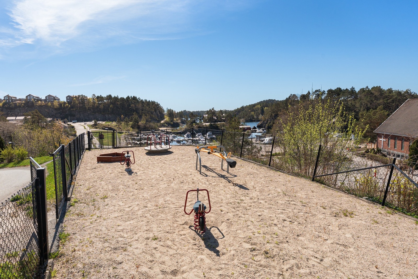 Lekeplass like over veien Galleribilde