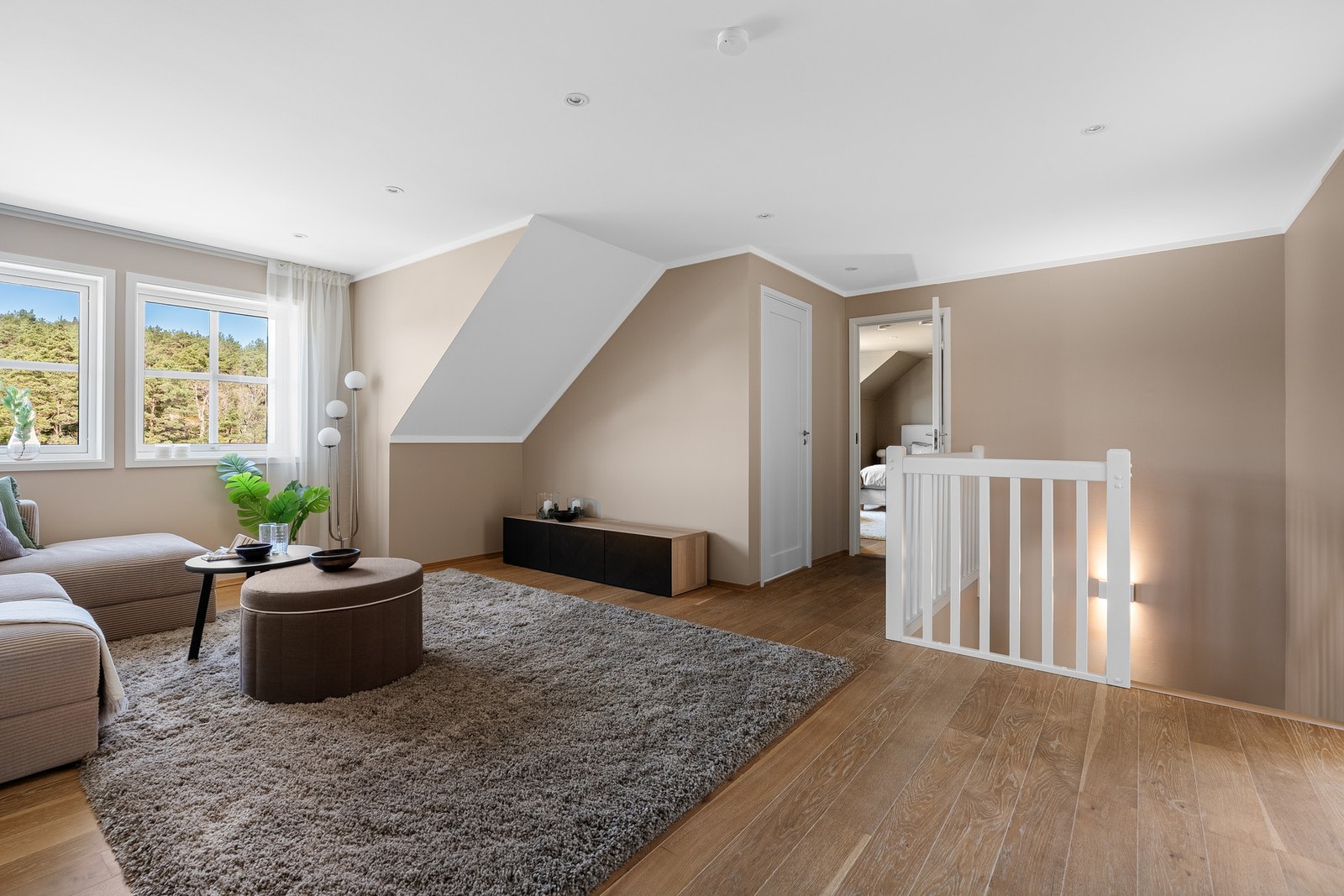 Loftstue mot hovedsoverom Galleribilde