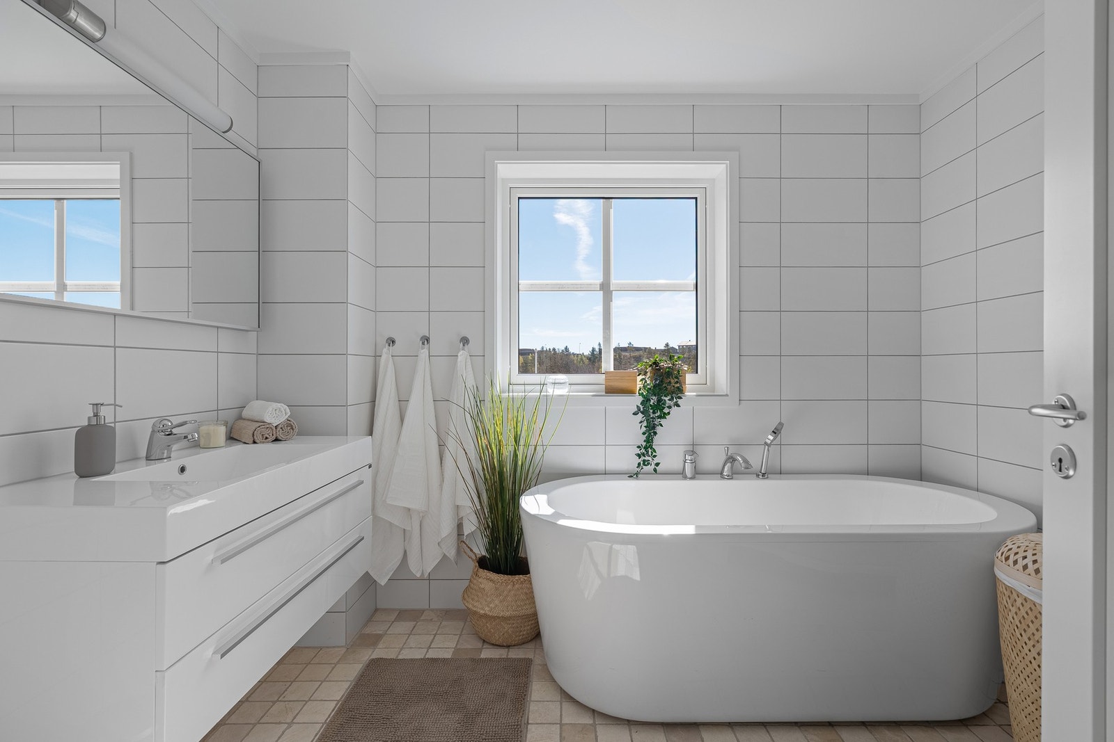 Pent flislagt bad i loftsetasje med både badekar og dusj Galleribilde