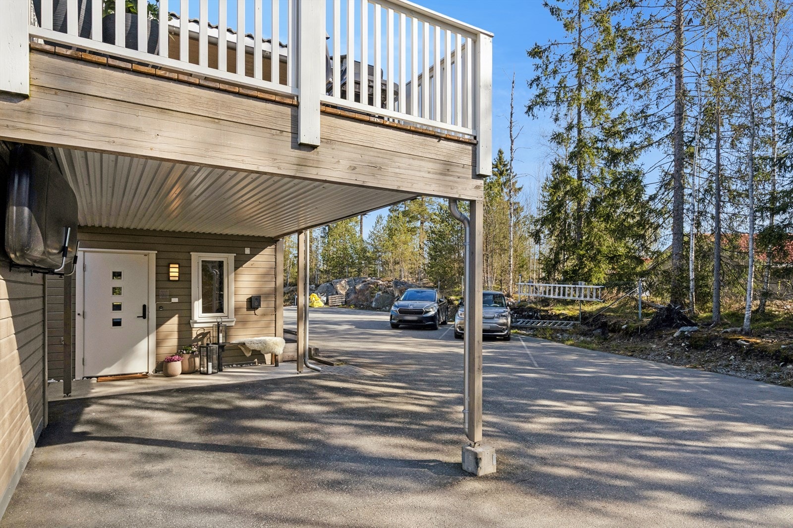 Enderekkehuset har carport ved inngangspartiet Galleribilde