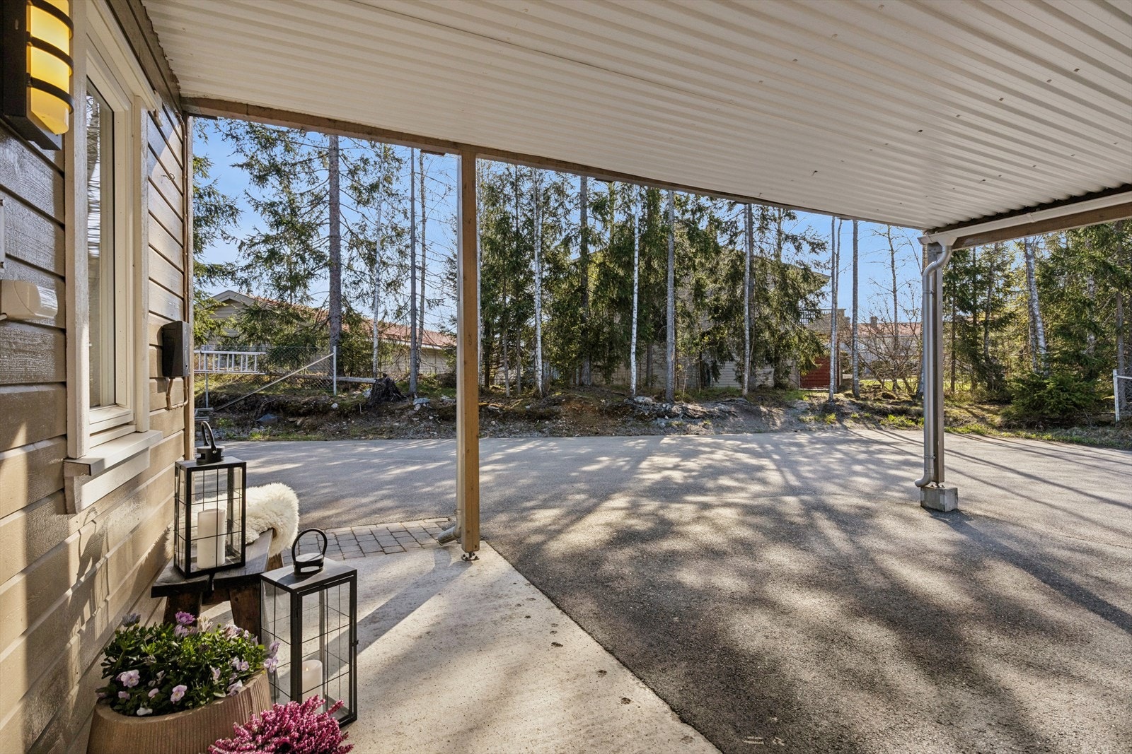 Det er elbil lader i carporten Galleribilde
