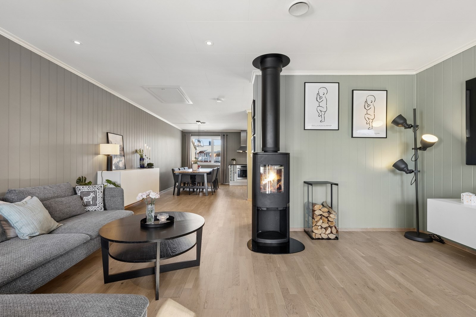 Det er både varmepumpe og vedovn i boligen. Galleribilde