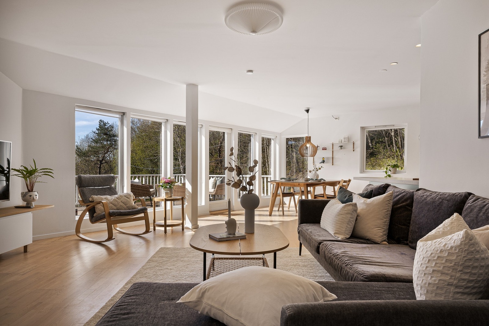 - Boligen går over to plan og har et bruksareal på hele 201 m², noe som gir rikelig med plass til en aktiv familie - Galleribilde