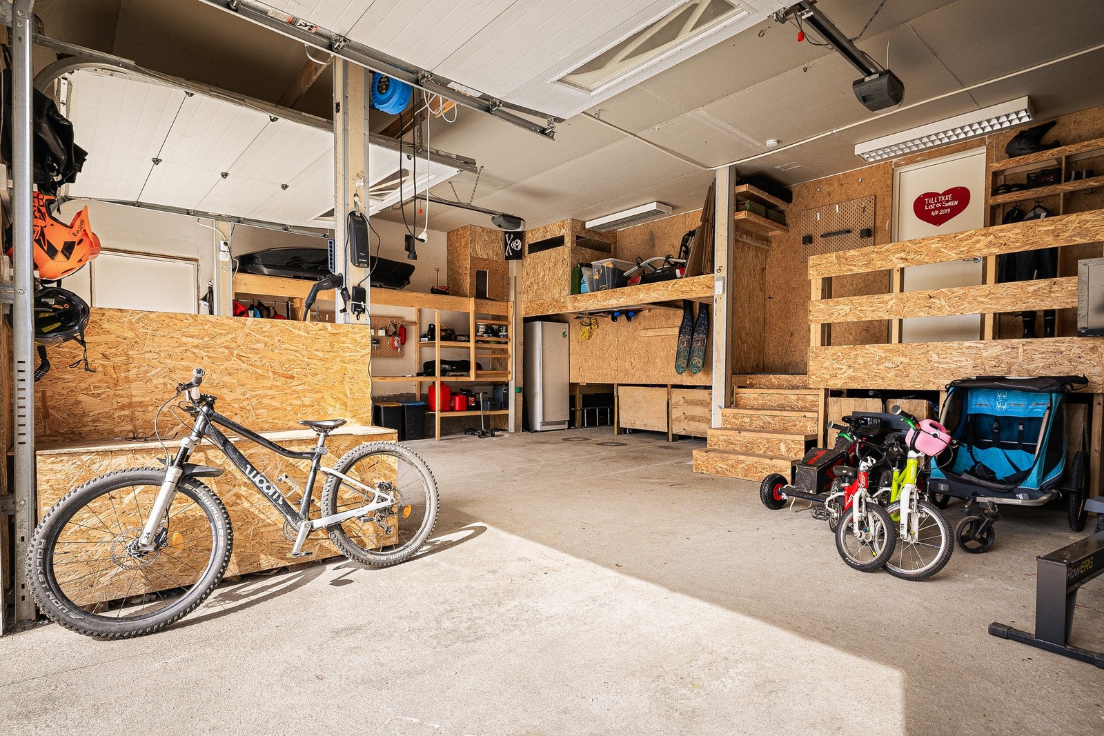 - Her er det plass til både bil, båt, sykler, skiutstyr og til og med et lite verksted - Galleribilde
