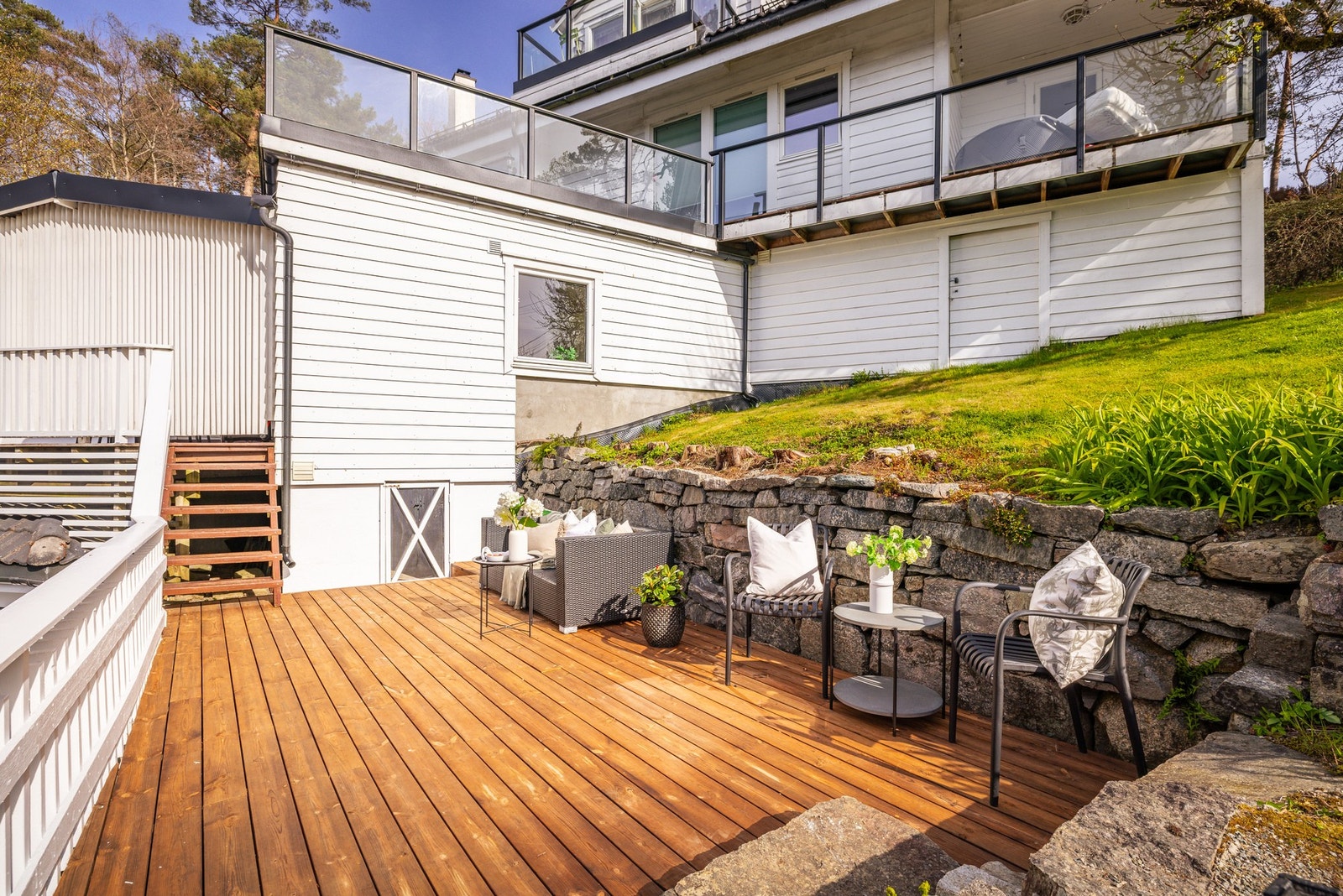 - Fra den øvre terrassen går de trapp ned til terrassedekke på ca. 19 m² - Galleribilde