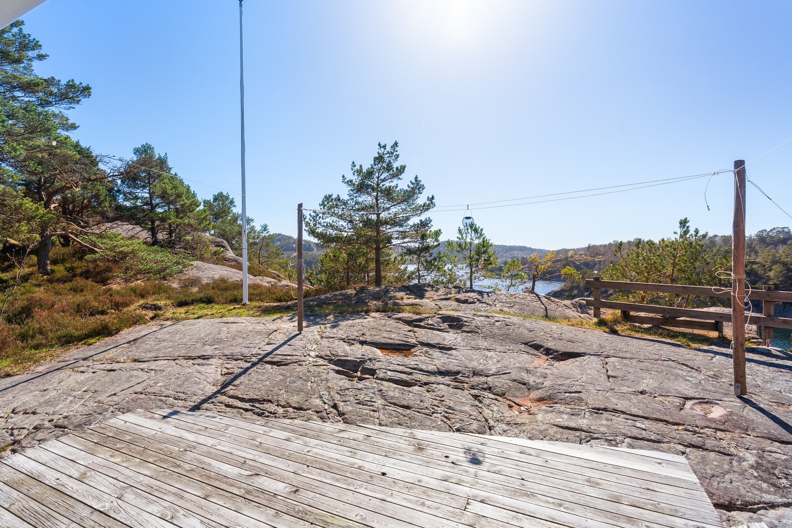 Solrikt og usjenert uteområde foran hytten Galleribilde
